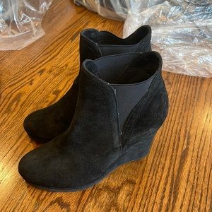 Jildor brand suede high wedged bootie heels